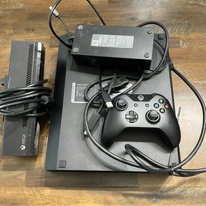 Xbox One Kinect bundle with one controller